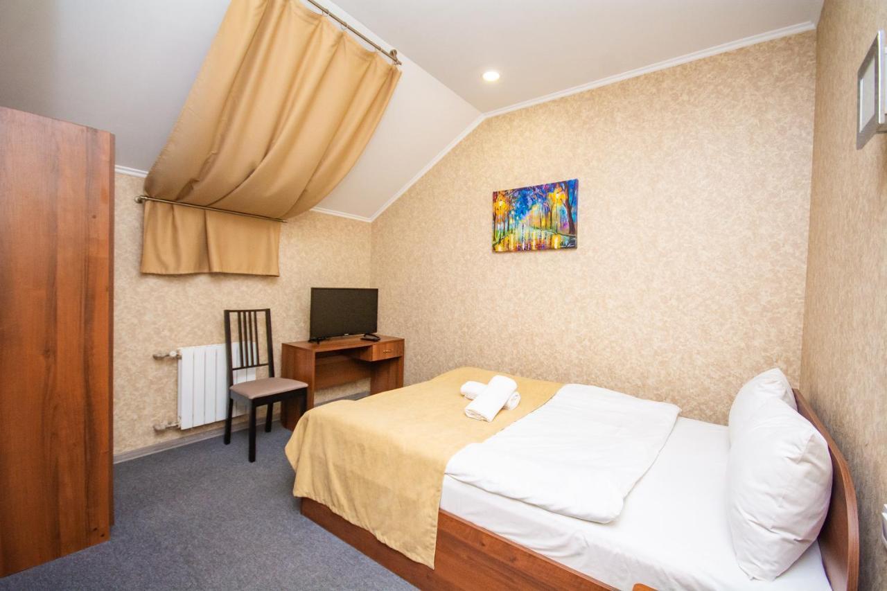 Три Сімки Hotel Vyshhorod Exterior foto