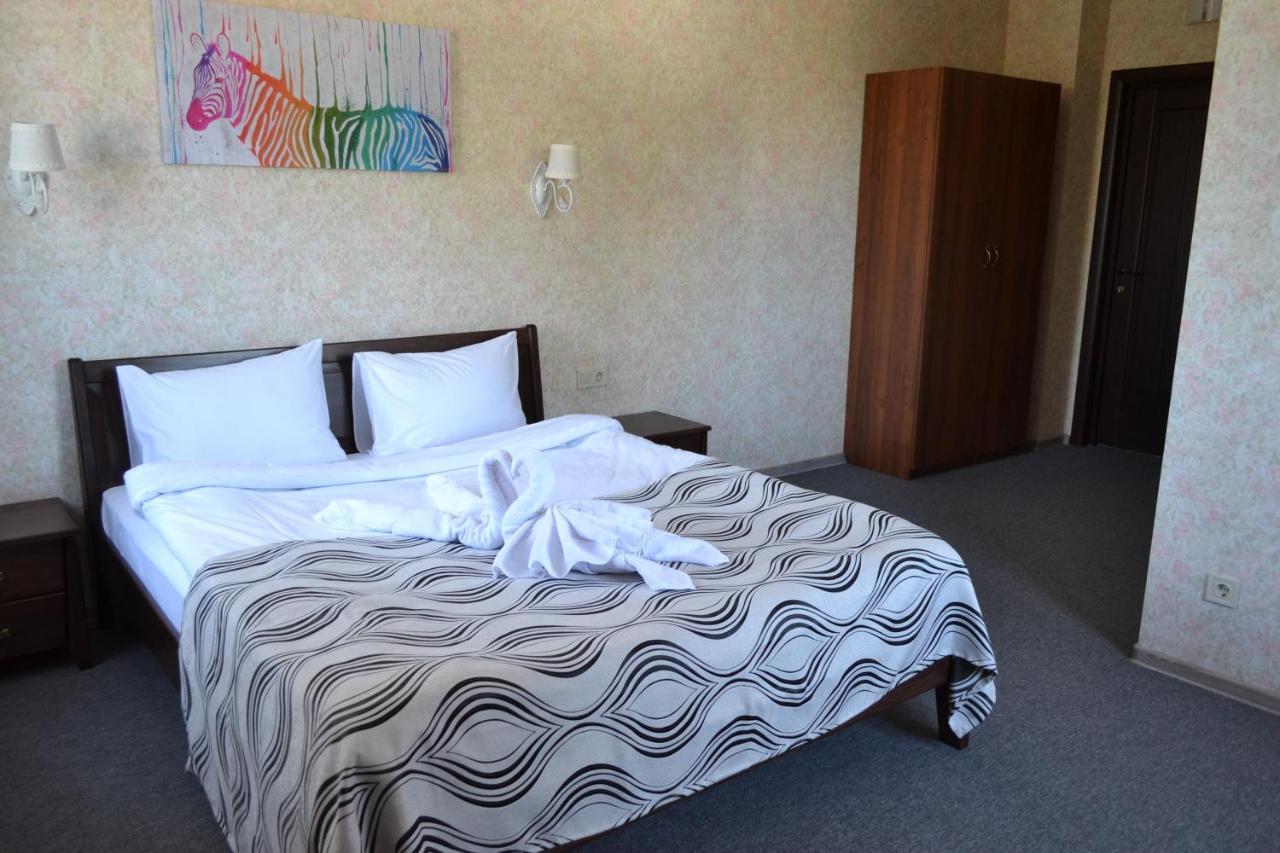 Три Сімки Hotel Vyshhorod Exterior foto