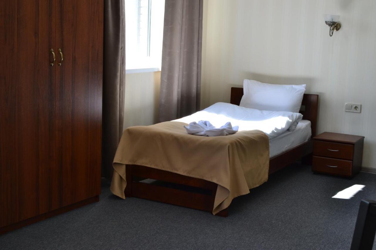 Три Сімки Hotel Vyshhorod Exterior foto