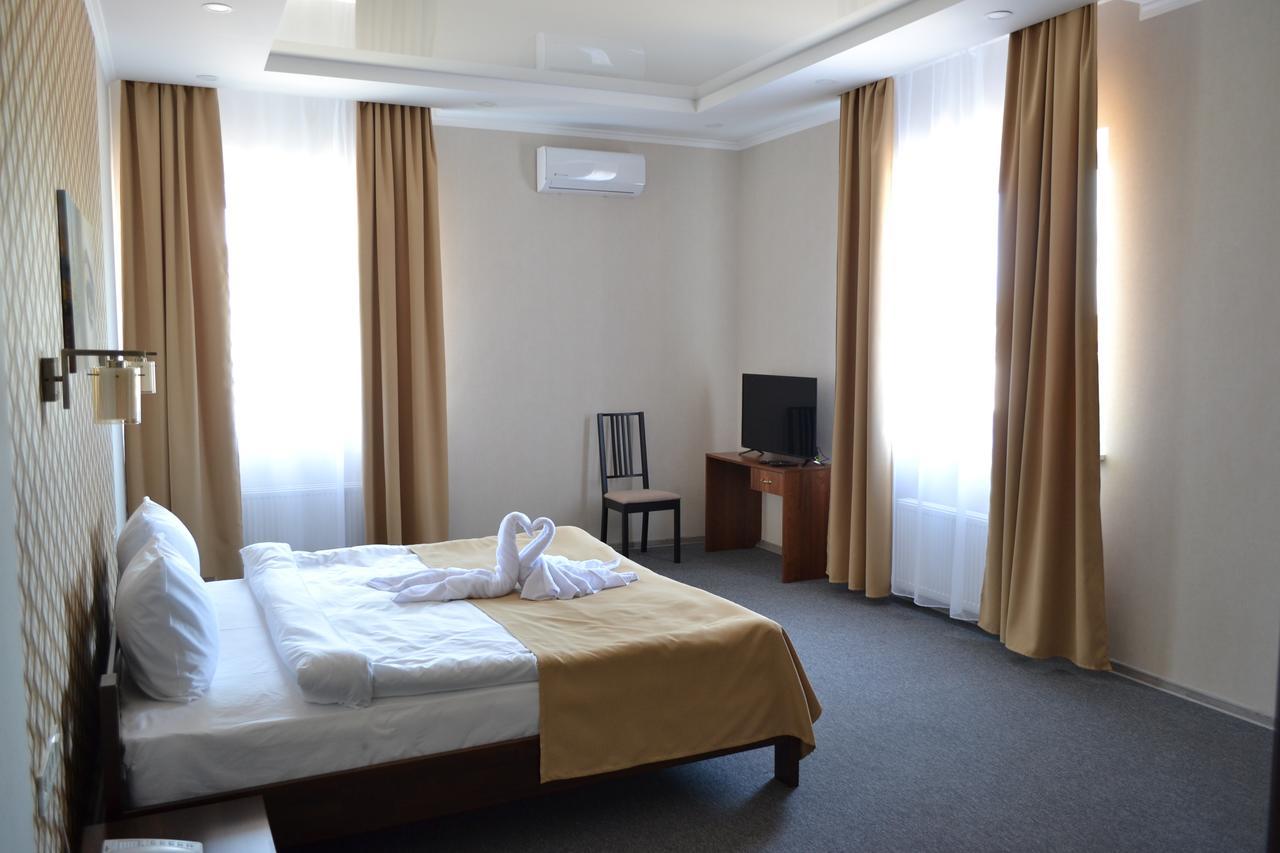 Три Сімки Hotel Vyshhorod Exterior foto
