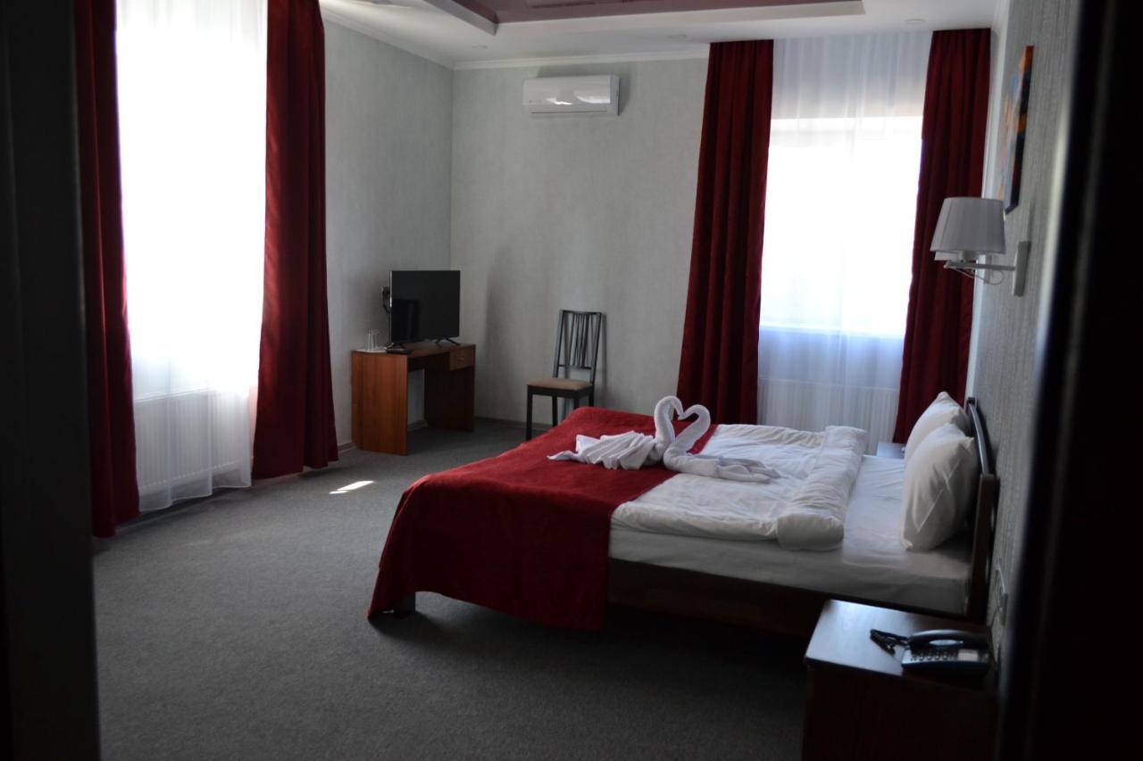 Три Сімки Hotel Vyshhorod Exterior foto