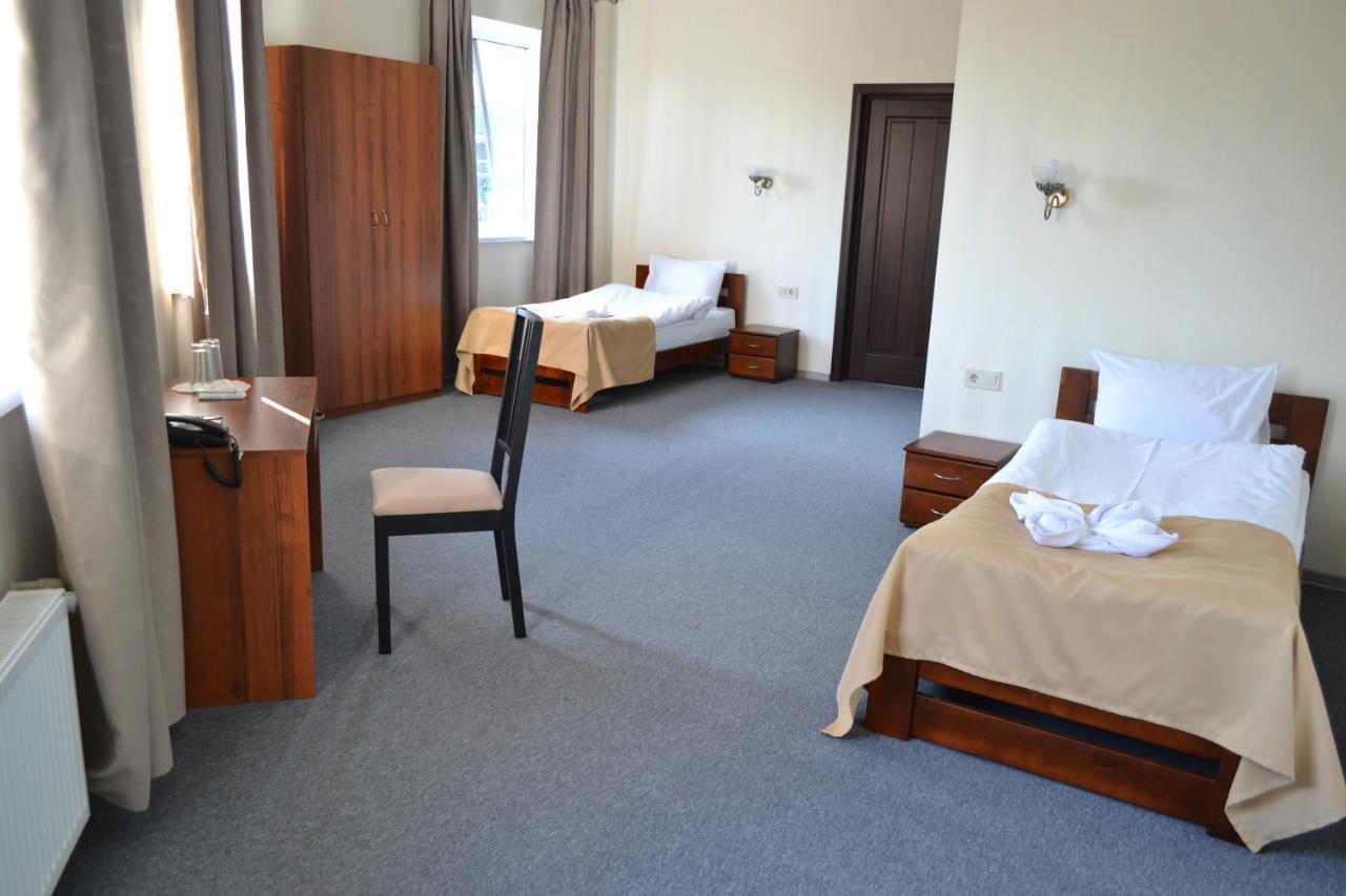 Три Сімки Hotel Vyshhorod Exterior foto