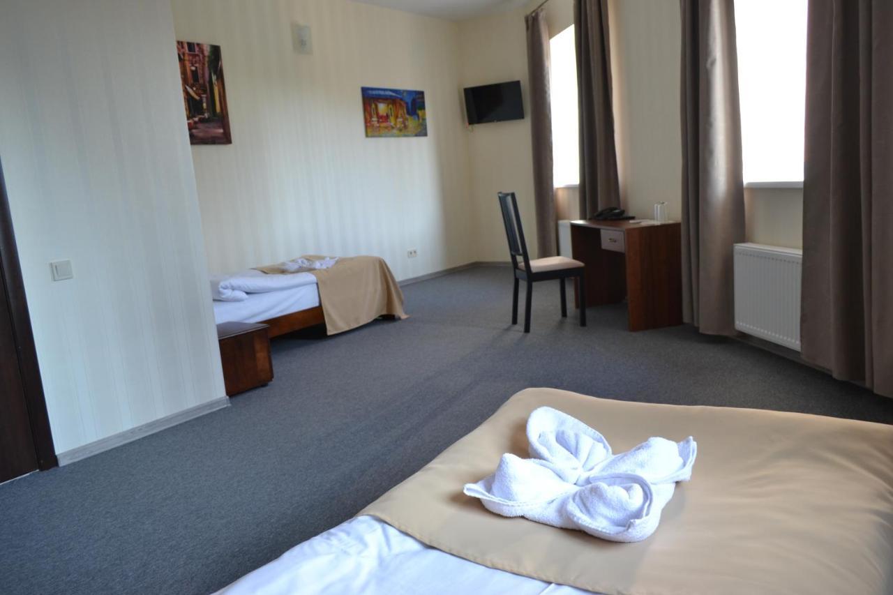 Три Сімки Hotel Vyshhorod Exterior foto