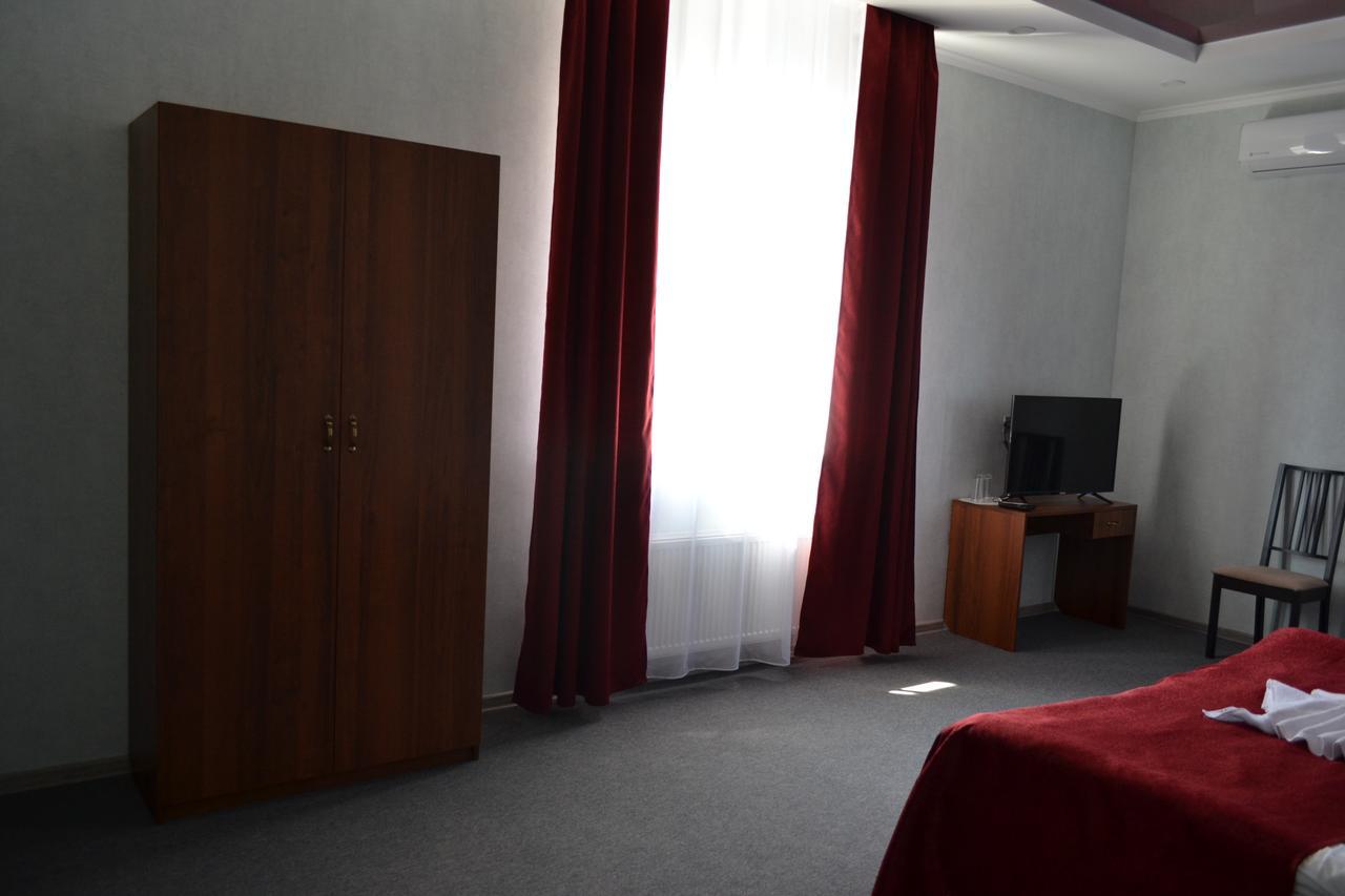 Три Сімки Hotel Vyshhorod Exterior foto