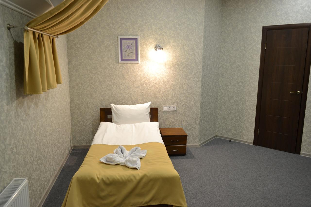 Три Сімки Hotel Vyshhorod Exterior foto