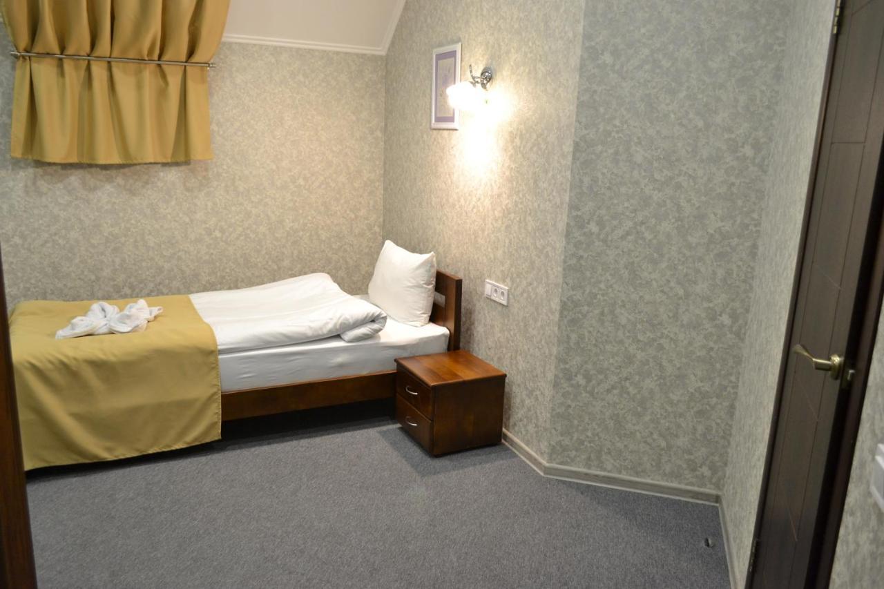 Три Сімки Hotel Vyshhorod Exterior foto