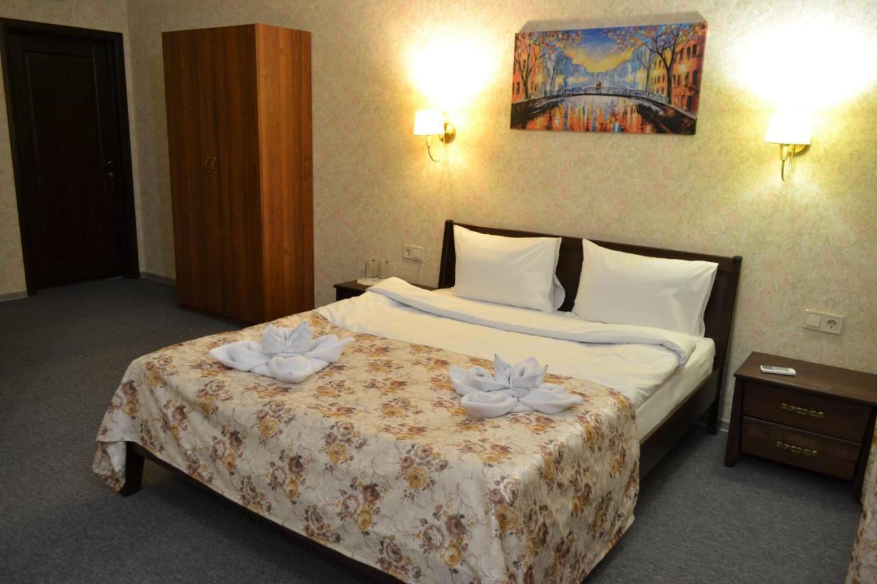 Три Сімки Hotel Vyshhorod Exterior foto