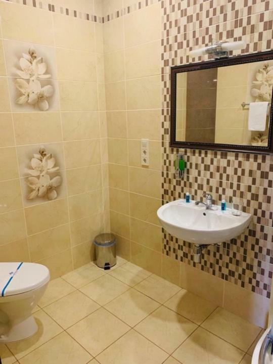 Три Сімки Hotel Vyshhorod Exterior foto
